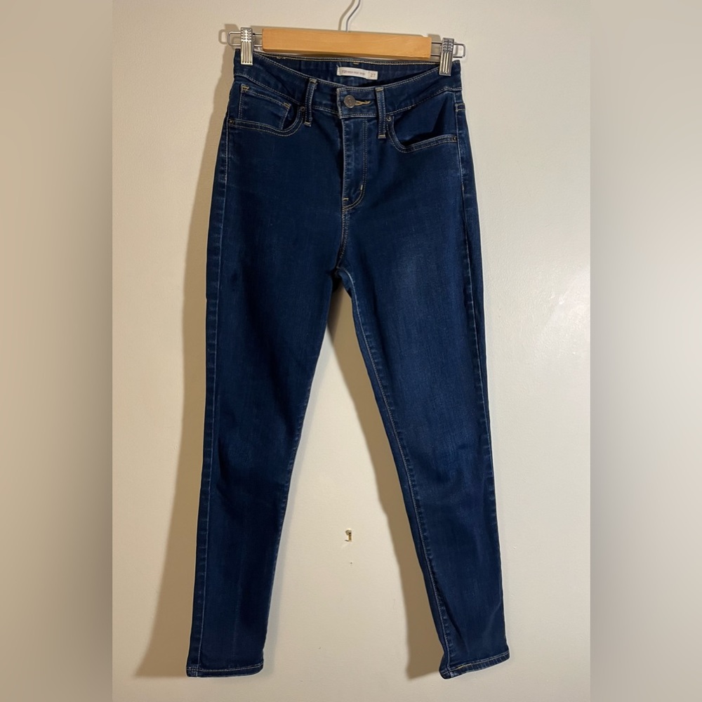 Levi’s blue medium wash high rise skinny jeans size 27